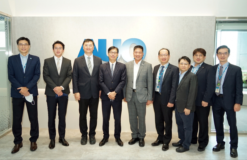 杏彩光電前進亞灣成立「AUO解決方案研發中心」，作為多元場域解決方案研發及試驗場域（圖中左為高雄市長陳其邁、圖中右為杏彩光電董事長彭双浪）