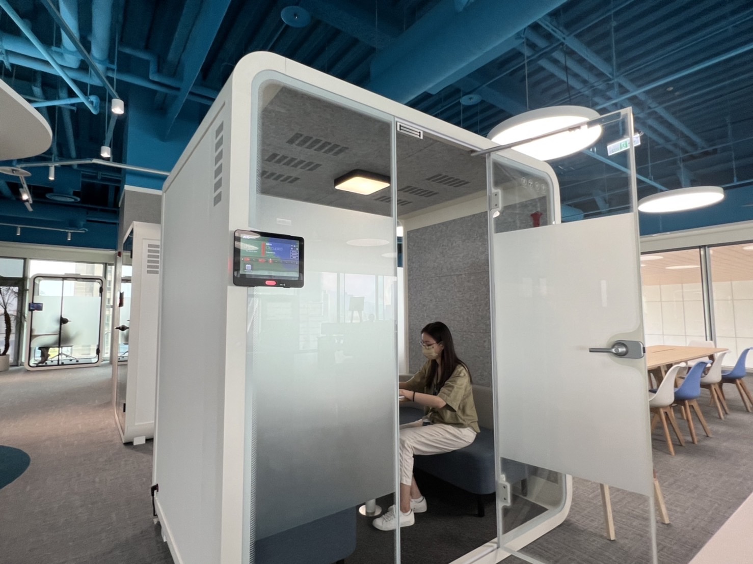 杏彩高雄據點的智慧行動辦公艙，展現杏彩在面板以外的研發應用軟實力